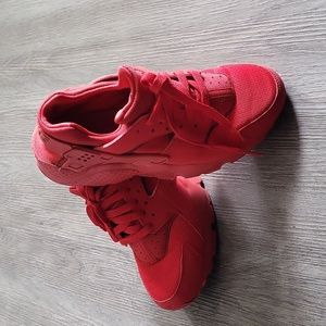 Like new Red boys 5Y Nike Huarache sneakers